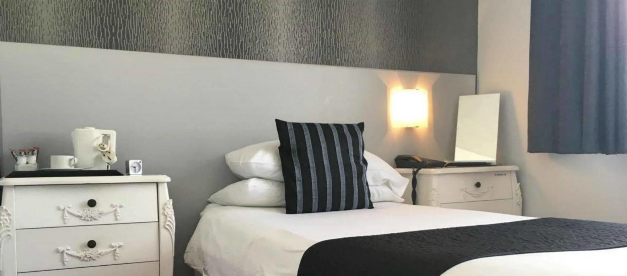 Harrow Lodge Hotel 섕클린 외부 사진